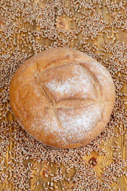 Um pedaço de pão de farinha de trigo de grãos