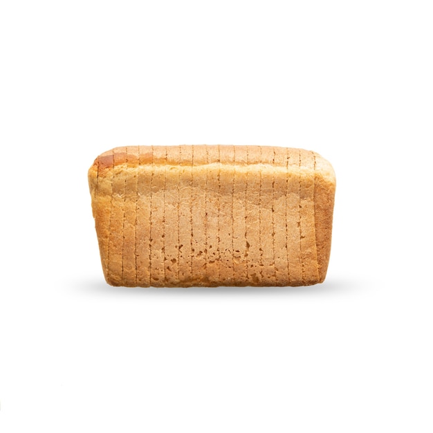 Um pedaço de pão de trigo delicioso cortado em fatias está sobre a mesa isolado em uma vista lateral de fundo branco
