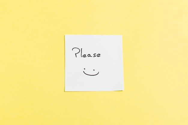 Um pedaço de papel branco com um rosto sorridente desenhado nele