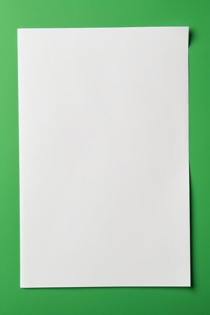 Um pedaço de papel branco em uma superfície verde