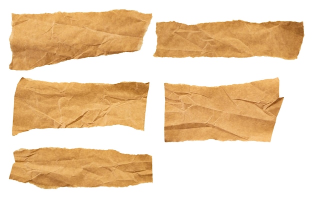 Um pedaço de papel de cartão castanho isolado sobre um fundo branco