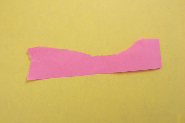 Foto um pedaço de papel rosa com um pedaço de papel rosa escrito 'rosa' nele