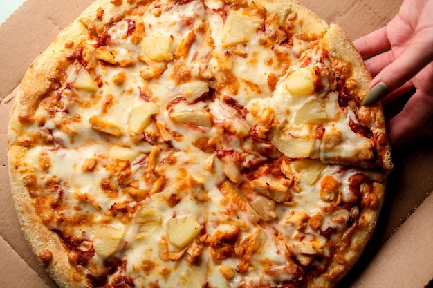 Um pedaço de pizza muito saborosa com fatias de abacaxi e queijo closeup pizza saborosa suculenta closeup