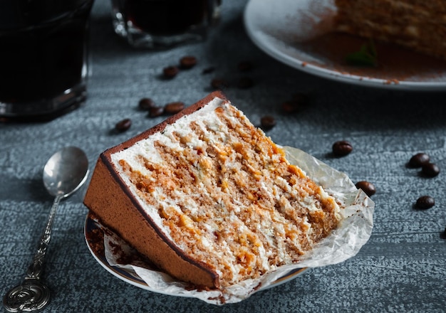 Um pedaço de torta de chocolate em um prato Textura de bolo solta Closeup Foto escura