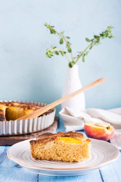 Um pedaço de torta de pêssego em um prato na mesa Pastelaria caseira Vista vertical