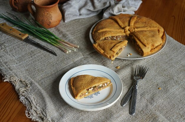 Um pedaço de torta tradicional empanada gallega recheada com torta de atum com atum e legumes