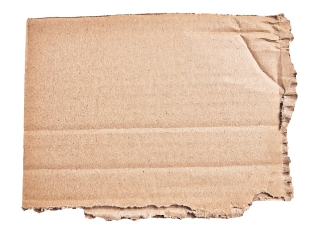 Um pedaço rasgado de material de papelão sobre fundo branco isolado
