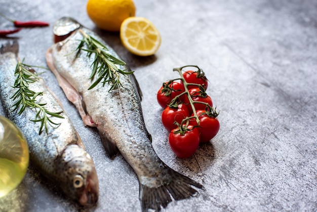 Um peixe e legumes em uma mesa