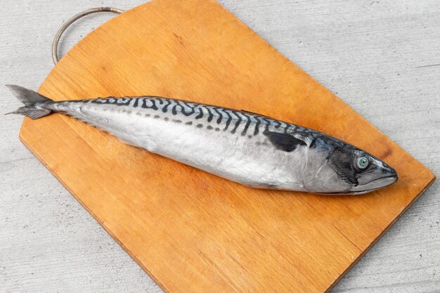 um peixe numa tábua de cortar