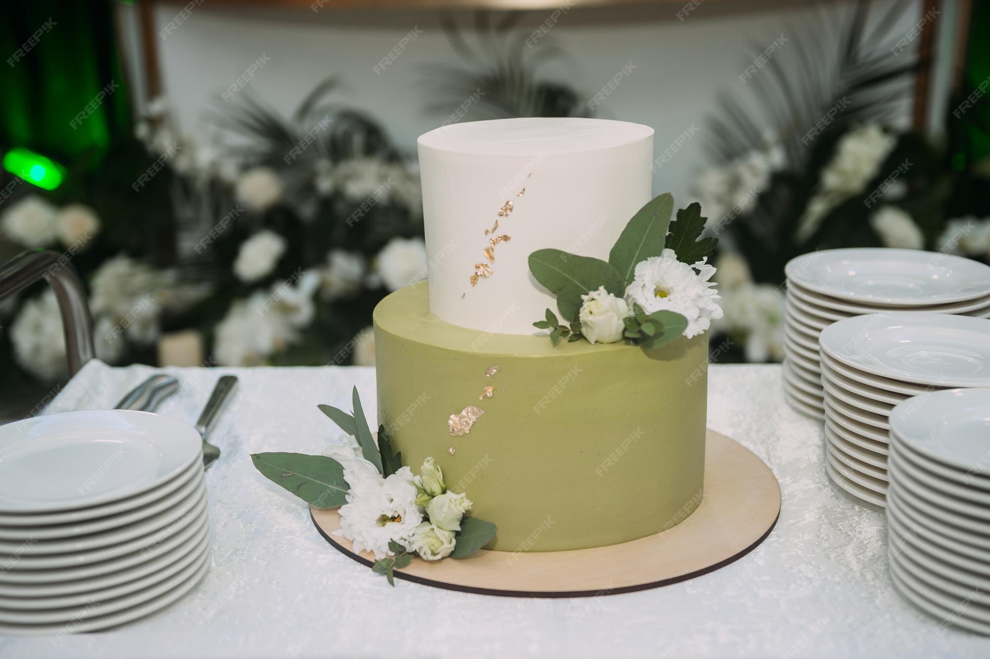Um pequeno bolo verde claro cortado em um casamento 3881 | Foto Premium Um Pequeno Bolo Verde Claro Cortado Em Um Casamento 3881 | Foto Premium