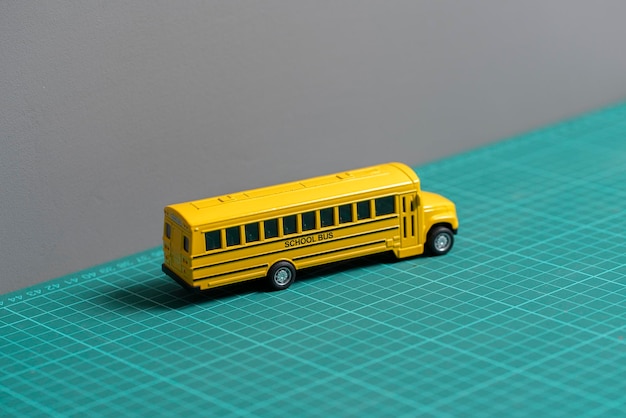 Um pequeno brinquedo escolar amarelo isolado conceito de educação infantil