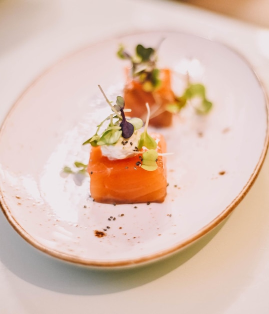 Foto um pequeno canapé de salmão e queijo fresco com ervas finas