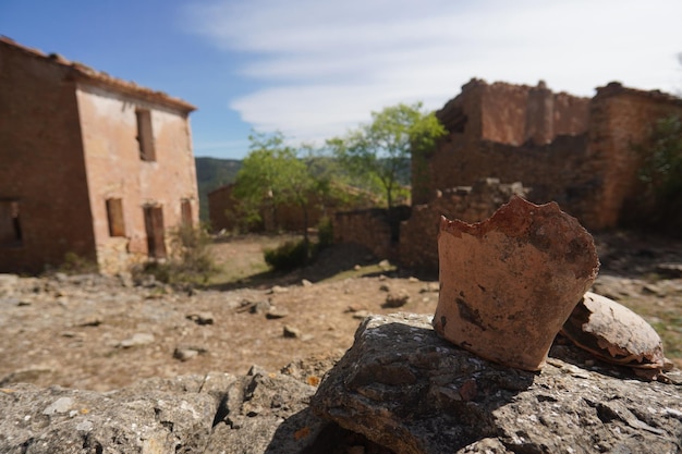 Um pequeno copo em uma pedra na frente de uma casa