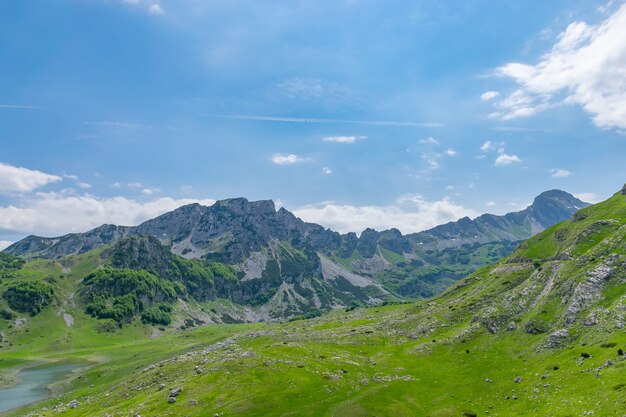 Um pequeno lago de montanha entre as altas montanhas pitorescas. Montenegro, Zabljak.