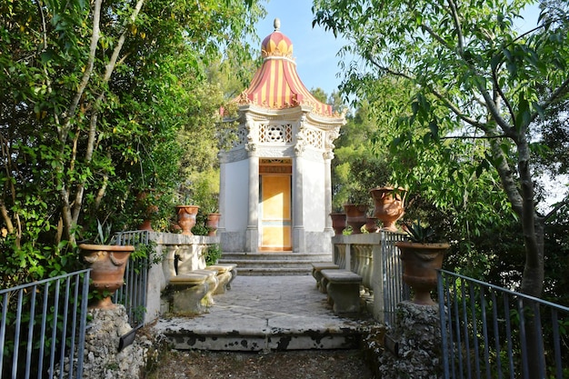 Um pequeno templo no parque público de Maglie, uma aldeia italiana na província de Lecce