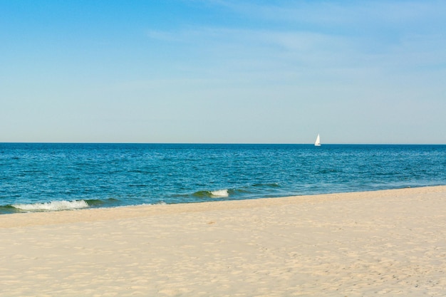 Foto um pequeno veleiro no mar báltico no verão