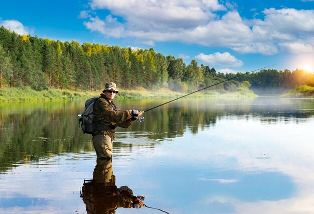 Um pescador está pescando no verão de Rússia do rio Volga