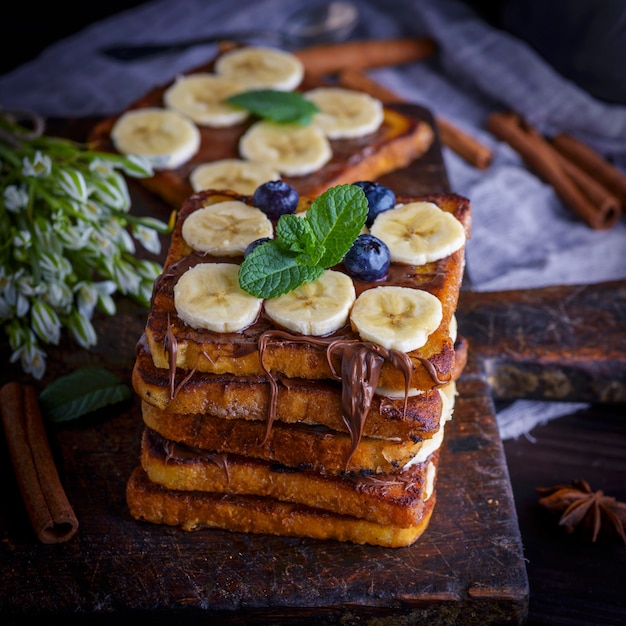 Um, pilha, de, quadrado, pão frito, fatias, com, chocolate, e, banana