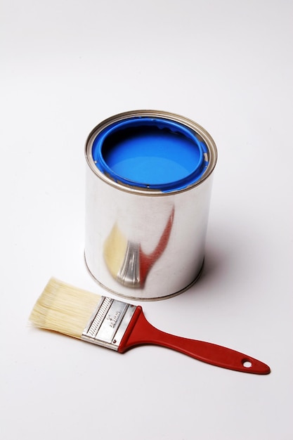 um pincel de pintura com um pincelo de pintura azul ao lado