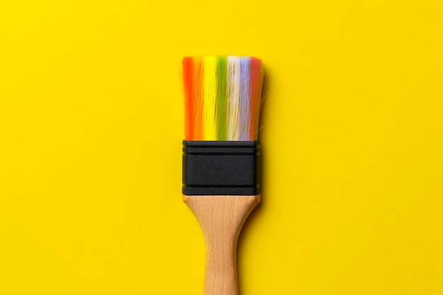Um pincel desenhando uma ideia simples criativa abstrata de arco-íris