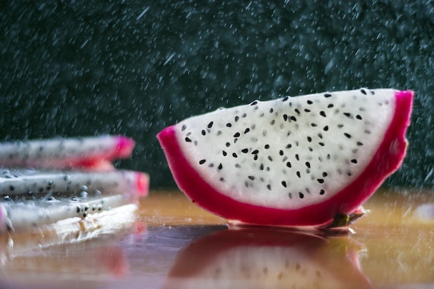 Um pingo de água pinga na pitaya