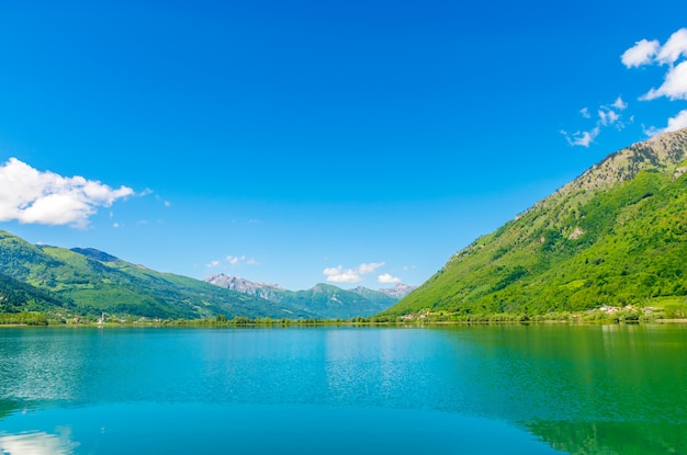 Um pitoresco lago de montanha está localizado em um vale entre as montanhas