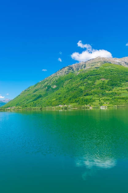 Foto um pitoresco lago de montanha está localizado em um vale entre as montanhas