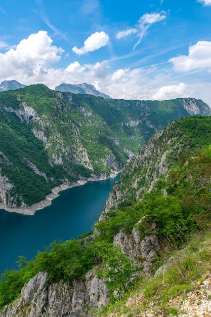 Um pitoresco lago turquesa pode ser visto do topo de uma montanha alta