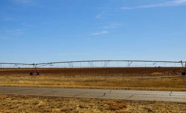 Um pivô de irrigação que rega um campo