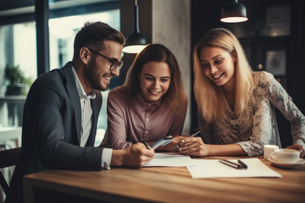 Um planejador financeiro ajudando um jovem casal a fazer um orçamento para o futuro