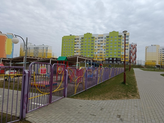 Um playground colorido com uma placa que diz "proibido estacionar".