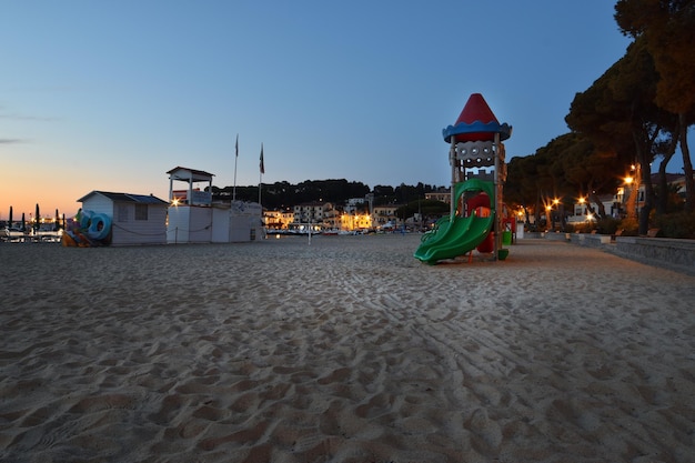 Um playground na praia ao pôr do sol