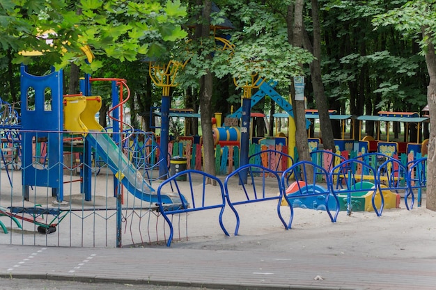 Um playground no parque de verão