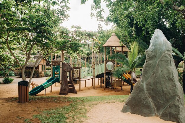 Um playground público em um parque na ilha maurícia. playground colorido no parque. um parque com um conjunto de modernos parques infantis.