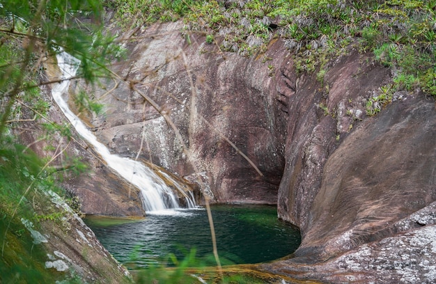 Um poço de água secreto esculpido pelo rio nas rochas.