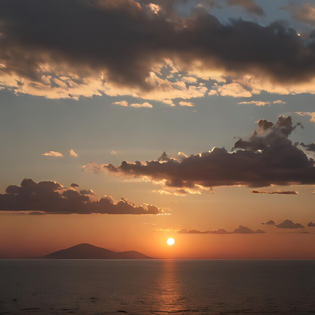 Um pôr-do-sol com nuvens e um sol a pôr-se sobre o oceano