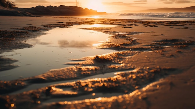 Um pôr do sol dourado sobre uma praia com uma grande poça de água.