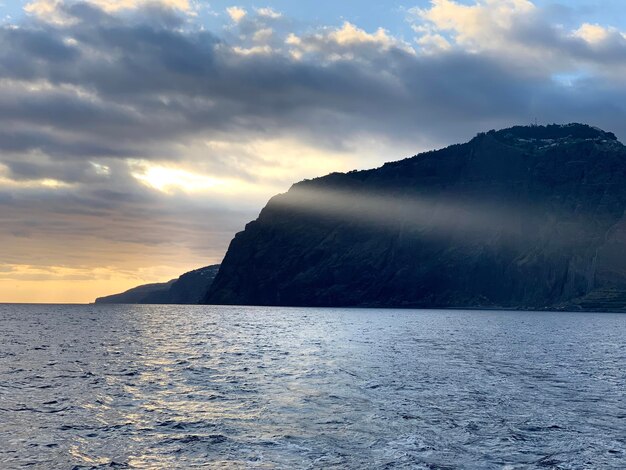 Foto um pôr-do-sol épico nas montanhas