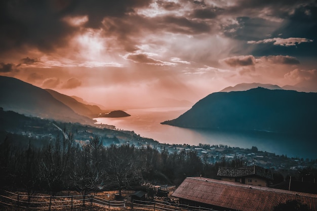 Um pôr do sol fantástico no lago iseo