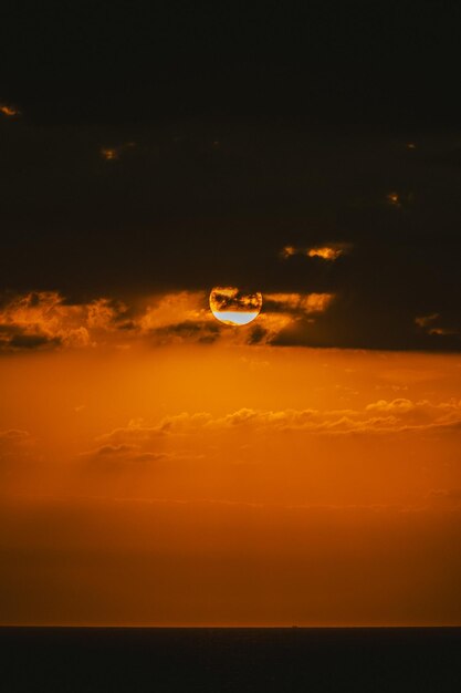 Foto um pôr-do-sol maravilhoso com nuvens entre o sol