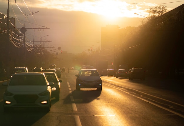 Um pôr do sol na cidade com vista para uma rodovia e tráfego