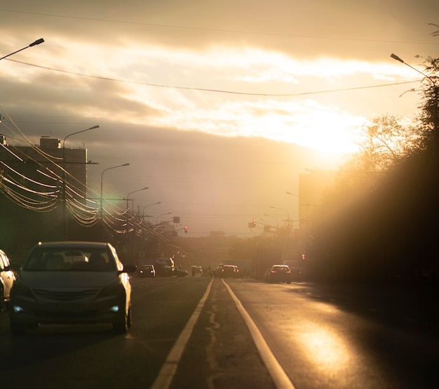 Um pôr do sol na cidade com vista para uma rodovia e tráfego