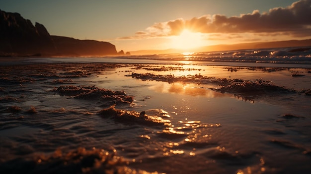 Um pôr do sol na praia com o pôr do sol sobre a água