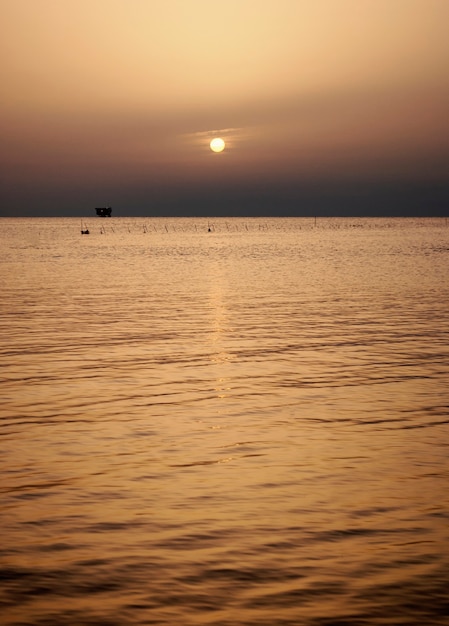 Um pôr do sol no mar Mediterrâneo, na Tunísia.