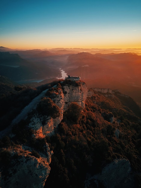 Um pôr do sol sobre as montanhas da cidade de san miguel