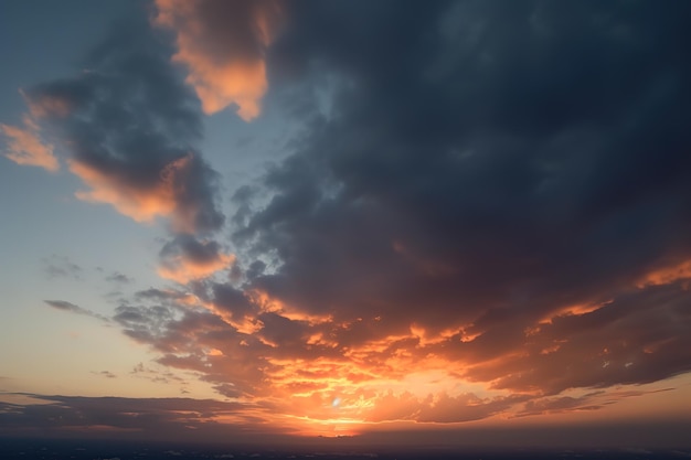 Um pôr do sol sobre o deserto com nuvens em um céu azul