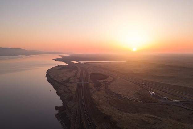 Um pôr do sol sobre o mar salton