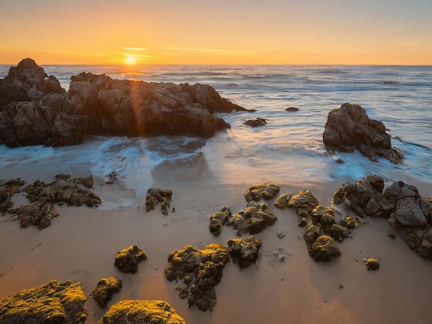 Um pôr do sol sobre o oceano com pedras e o pôr do sol sobre o oceano.