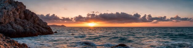 Um pôr do sol sobre o oceano com pequenas ondas quebrando na costa e rochas na água Ilustração de paisagem marítima com céu nublado e sol poente IA generativa