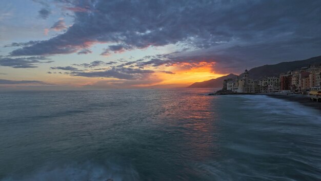 Um pôr-do-sol sobre o oceano com um belo pôr- do-sol